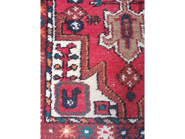 Lot 483 - handgeweven oosters tapijt - afbeelding 2 van  3