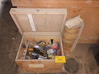 Lot 483 - houten koffer met gereedschap - afbeelding 1 van  3