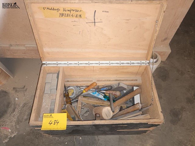 Lot 484 - houten koffer met gereedschap - afbeelding 1 van  3