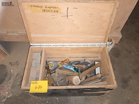 Lot 484 - houten koffer met gereedschap - afbeelding 1 van  3