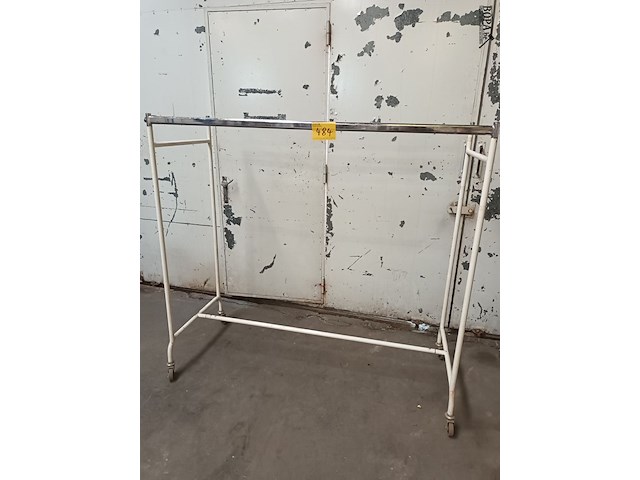 Lot 484 - kledingrek - afbeelding 1 van  4