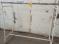 Lot 484 - kledingrek - afbeelding 1 van  4