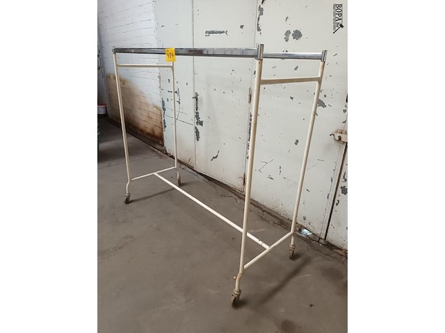 Lot 484 - kledingrek - afbeelding 2 van  4