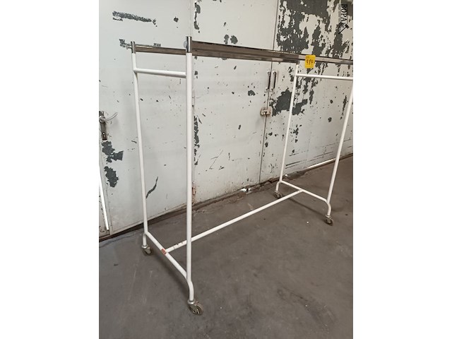 Lot 484 - kledingrek - afbeelding 3 van  4