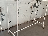 Lot 484 - kledingrek - afbeelding 3 van  4
