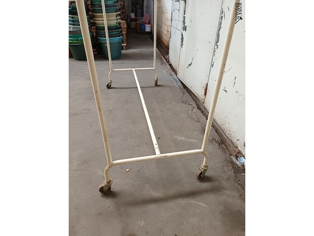 Lot 484 - kledingrek - afbeelding 4 van  4