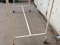 Lot 484 - kledingrek - afbeelding 4 van  4