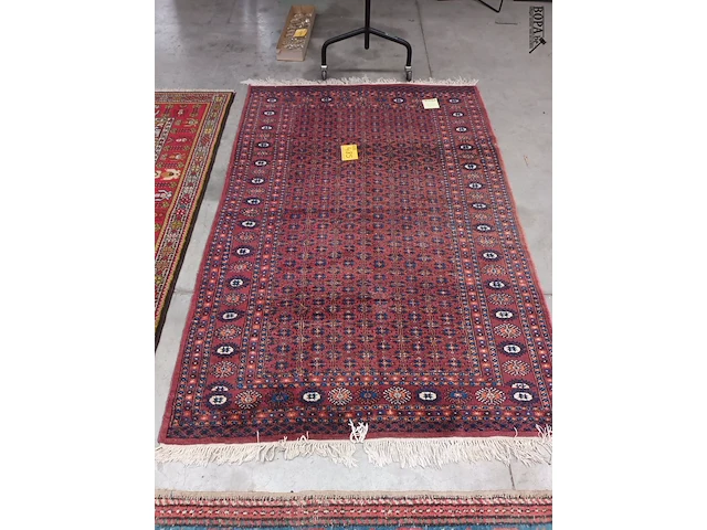 Lot 485 - handgeweven oosters tapijt - afbeelding 1 van  4