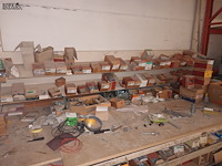 Lot 486 - bevestigingsmateriaal. inhoud werkbank - afbeelding 1 van  4