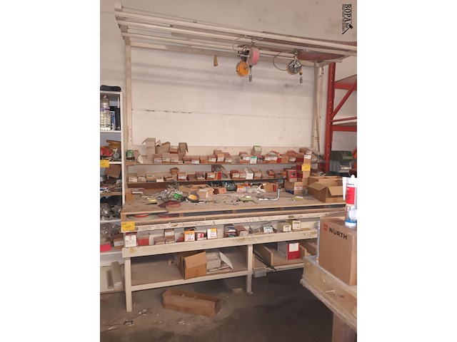 Lot 487 - metalen werkbank met katrollen - afbeelding 1 van  4