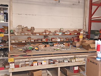 Lot 487 - metalen werkbank met katrollen - afbeelding 1 van  4