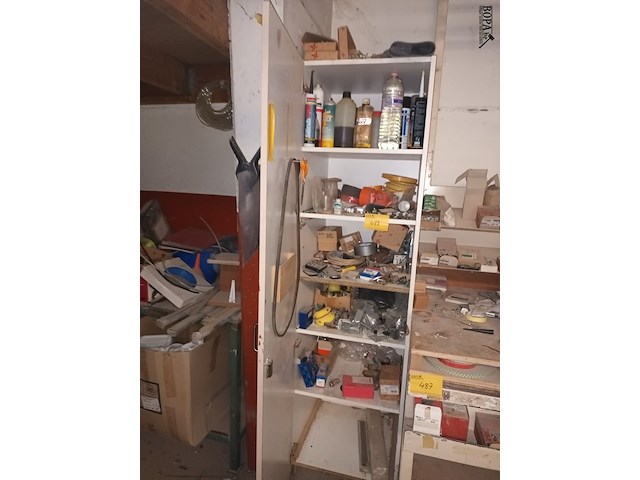Lot 488 - kast met inhoud - afbeelding 1 van  5