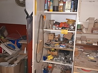 Lot 488 - kast met inhoud - afbeelding 1 van  5