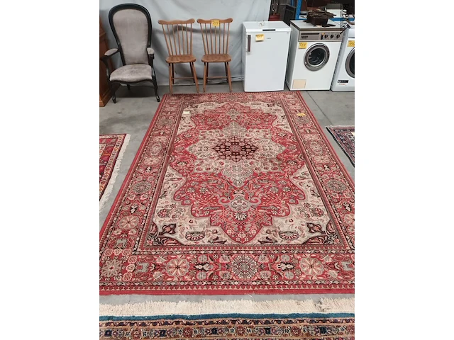Lot 488 - machinaal geweven oosters tapijt - afbeelding 1 van  6