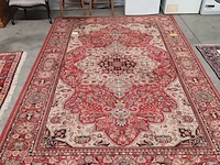 Lot 488 - machinaal geweven oosters tapijt