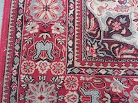 Lot 488 - machinaal geweven oosters tapijt - afbeelding 2 van  6