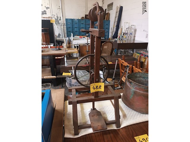 Lot 488 - spinnewiel - afbeelding 1 van  4