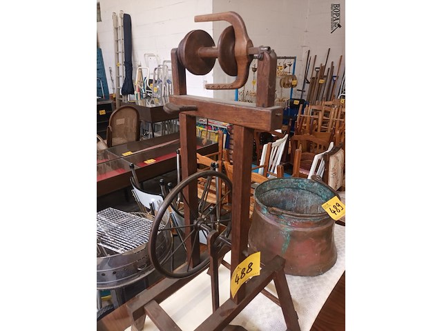 Lot 488 - spinnewiel - afbeelding 2 van  4