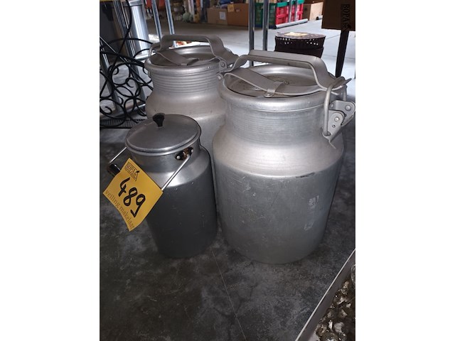Lot 489 - aluminium melkkitten. 3 stuks - afbeelding 2 van  3