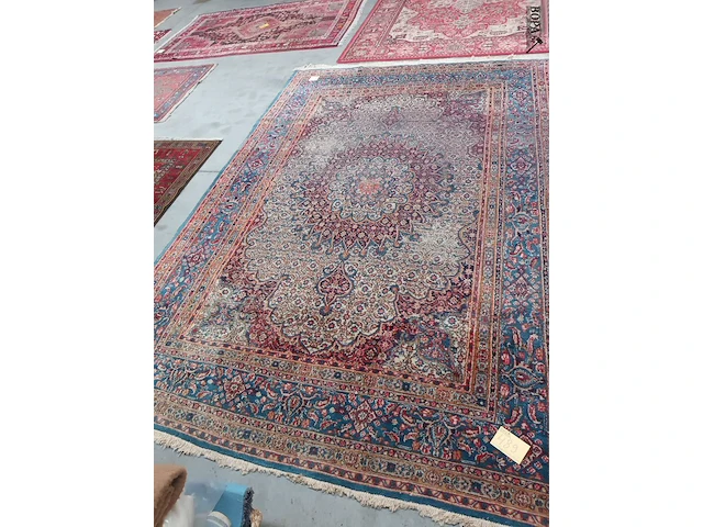 Lot 489 - handgeweven oosters tapijt - afbeelding 1 van  5