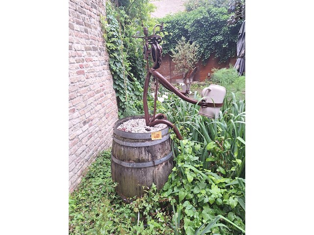 Lot 489 - houten ton met kunstwerk - afbeelding 1 van  2