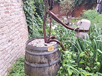 Lot 489 - houten ton met kunstwerk - afbeelding 1 van  2