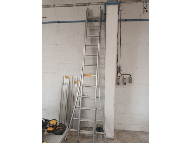 Lot 49 - aluminium ladder - afbeelding 1 van  3