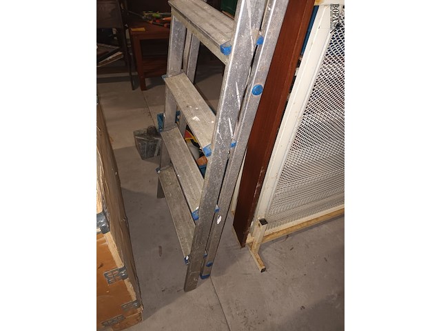 Lot 49 - aluminium trapladder - afbeelding 2 van  2
