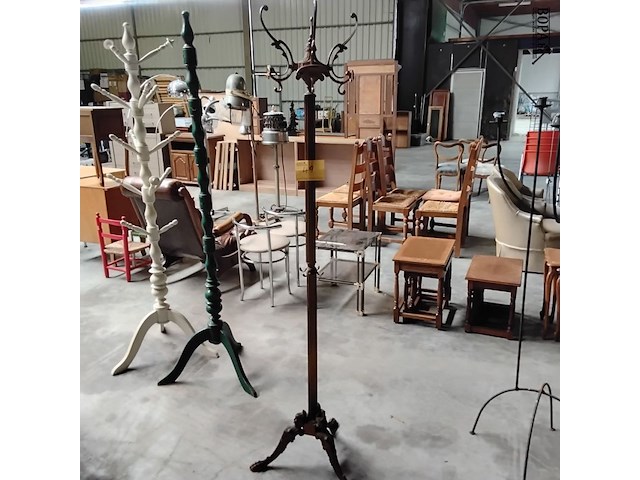 Lot 49 - antieken kapstok van messing met decoratieve voet thema 'sir - afbeelding 1 van  4