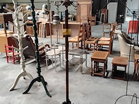 Lot 49 - antieken kapstok van messing met decoratieve voet thema 'sir - afbeelding 1 van  4