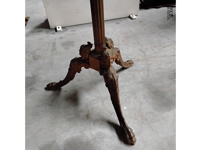 Lot 49 - antieken kapstok van messing met decoratieve voet thema 'sir - afbeelding 2 van  4