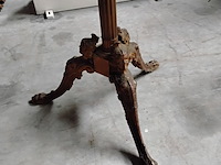 Lot 49 - antieken kapstok van messing met decoratieve voet thema 'sir - afbeelding 2 van  4