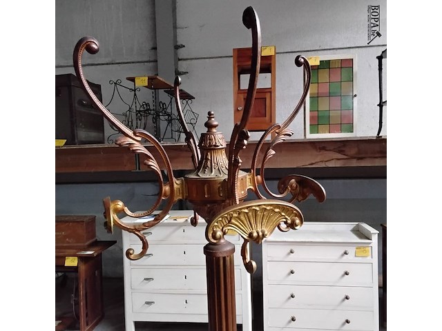 Lot 49 - antieken kapstok van messing met decoratieve voet thema 'sir - afbeelding 3 van  4