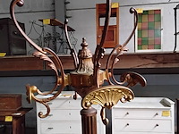 Lot 49 - antieken kapstok van messing met decoratieve voet thema 'sir - afbeelding 3 van  4