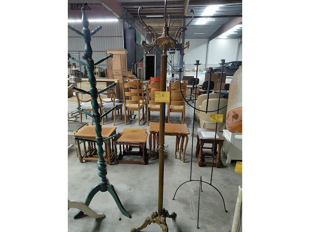 Lot 49 - antieken kapstok van messing met decoratieve voet thema 'sir - afbeelding 4 van  4