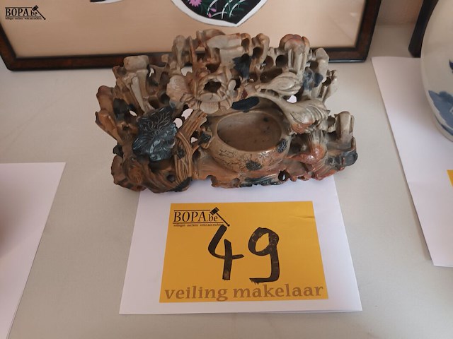 Lot 49 - beeldje waterput met bloemen - afbeelding 4 van  4
