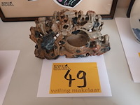 Lot 49 - beeldje waterput met bloemen - afbeelding 4 van  4