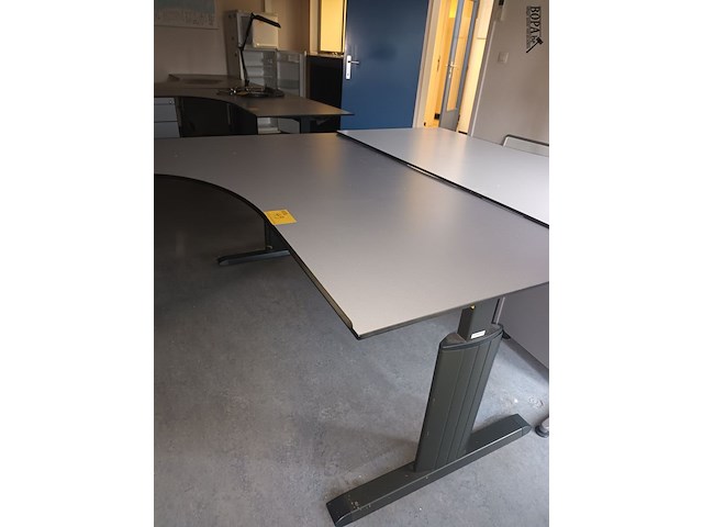 Lot 49 - bureautafel met ladeblok - afbeelding 2 van  3