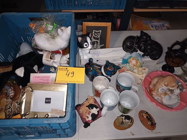 Lot 49 - decoratie met poezen - afbeelding 1 van  6