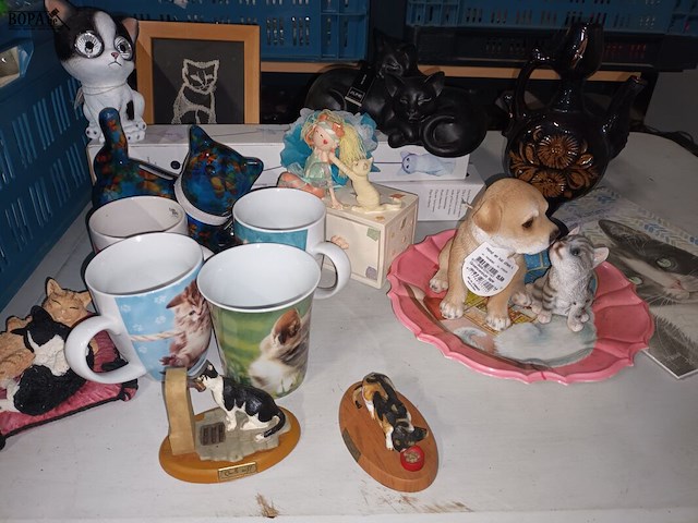 Lot 49 - decoratie met poezen - afbeelding 2 van  6