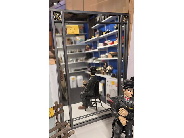 Lot 49 - grote metalen spiegel - afbeelding 1 van  3