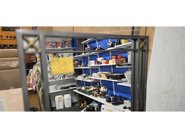 Lot 49 - grote metalen spiegel - afbeelding 2 van  3