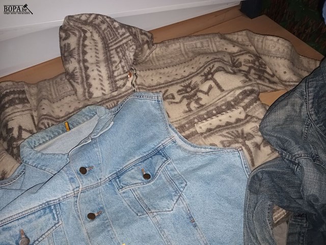 Lot 49 - jassen. 3 stuks - afbeelding 2 van  3