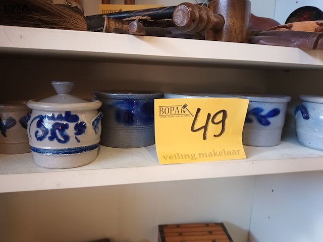 Lot 49 - kreulse potjes. 7 stuks - afbeelding 1 van  3