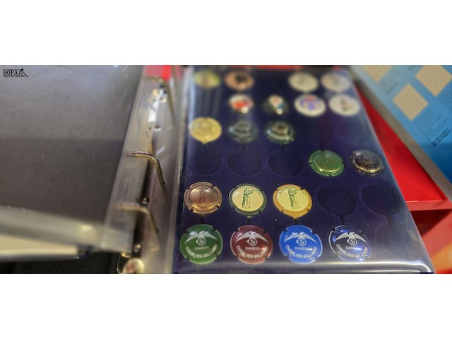 Lot 49 - lot champagnekurken en boeken - afbeelding 2 van  11