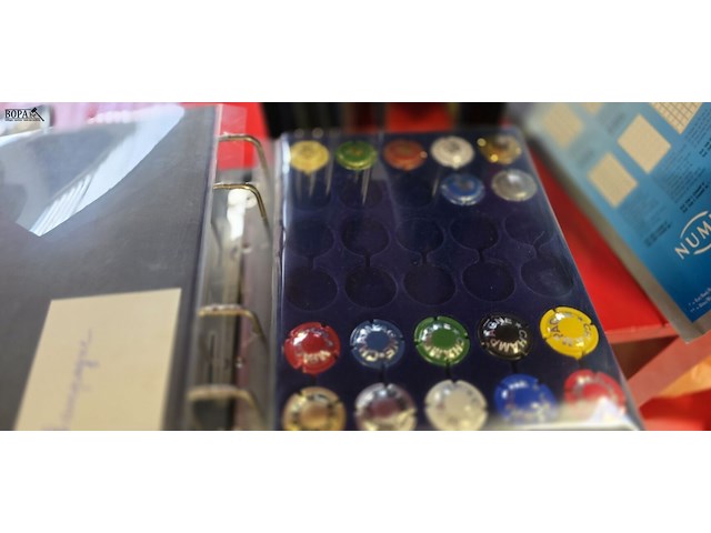 Lot 49 - lot champagnekurken en boeken - afbeelding 3 van  11