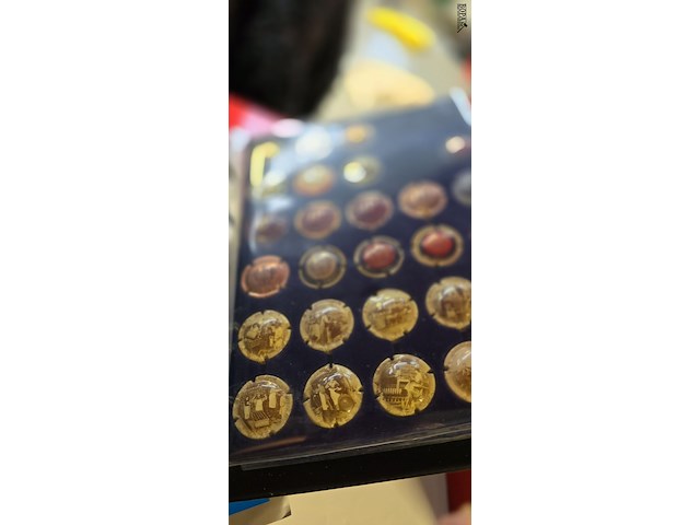 Lot 49 - lot champagnekurken en boeken - afbeelding 10 van  11