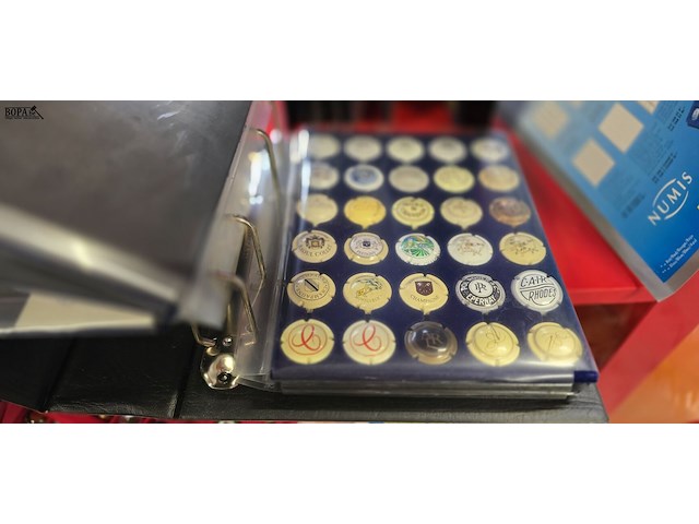 Lot 49 - lot champagnekurken en boeken - afbeelding 11 van  11