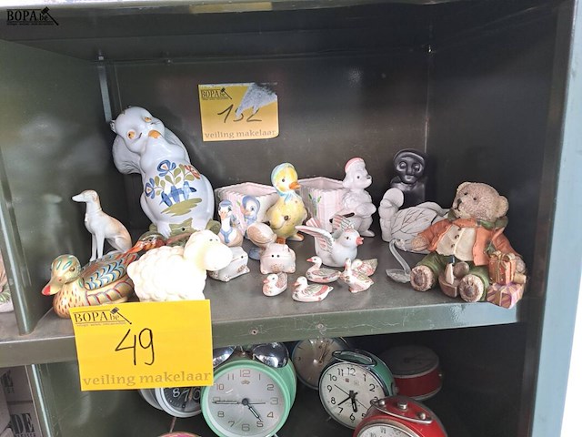 Lot 49 - lot kleine beelden allerlei thema dieren - afbeelding 1 van  3