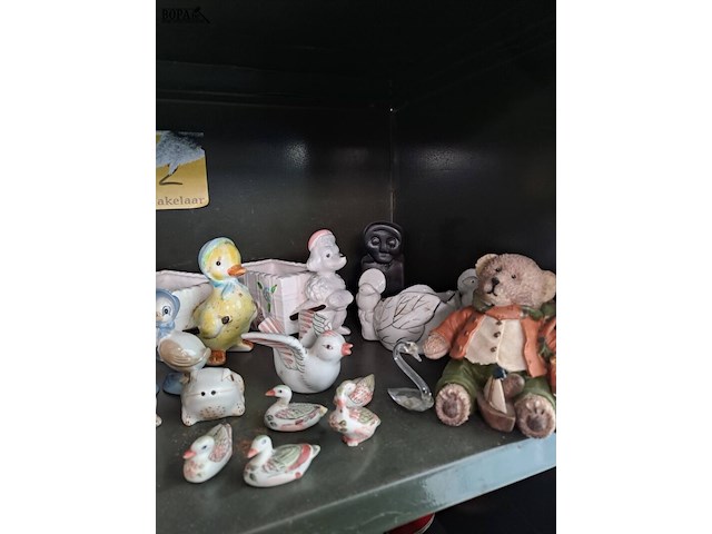 Lot 49 - lot kleine beelden allerlei thema dieren - afbeelding 2 van  3